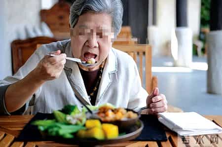 吃饭8分饱被推翻了？医生调查：过了53岁，吃饭尽量要做到这5点