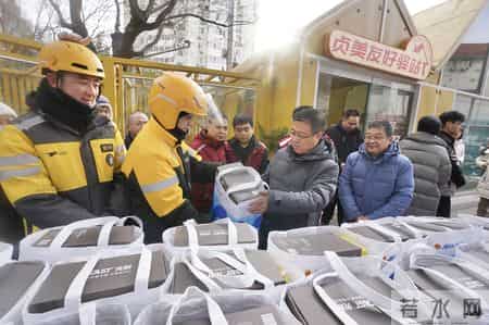 充电宝、保温杯、暖贴，朝阳安贞向新就业群体送上暖心礼包