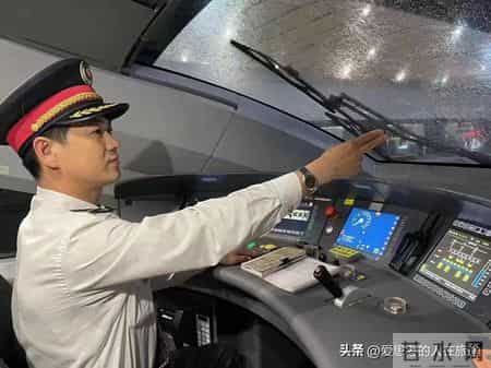 铁路退休金大揭秘：工龄、地区、岗位如何影响你的晚年保障？