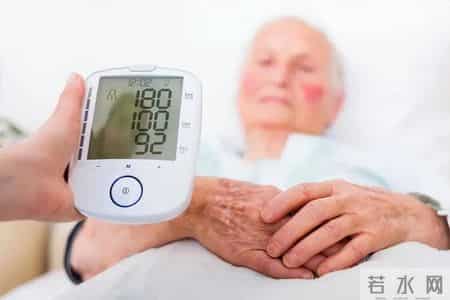 小寒过后，医生建议高血压患者：宁可天天玩手机，也别不注意6点