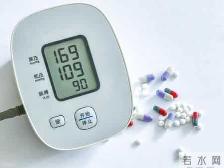 高血压最该戒掉的4种食物：不是馋嘴，是它们真的在“拖垮血压”