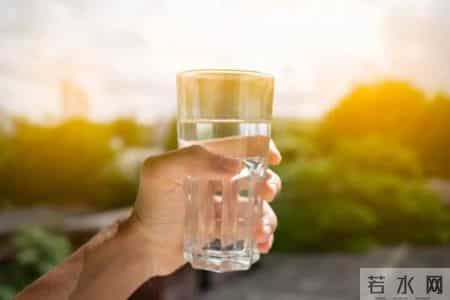 人有没有肾病，看喝水就知？医生：有肾病的人，喝水多会有4异常