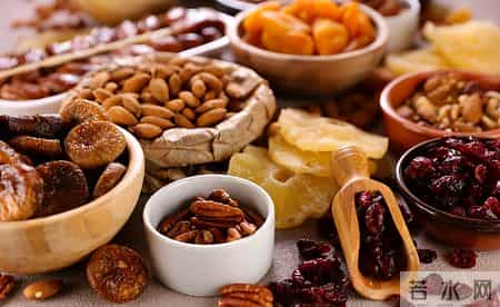 医者发现：坚果一换，每年冠心病致死少一半，这6种坚果，多吃吃