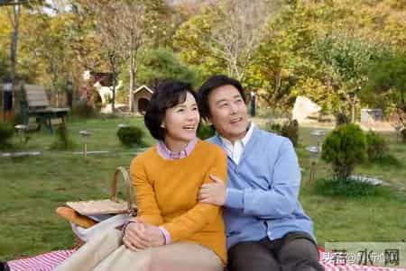 搭伙被要求AA制，61岁大妈怒斥：我有钱有房，为啥做你的免费保姆