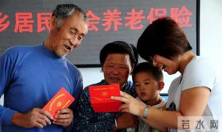 养老“保底方案”来了，即使从没交过社保，这样做也能月领近千元