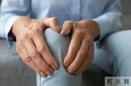 一旦患上骨质疏松，4种食物要忌口！医生：吃得越多骨钙流失越快