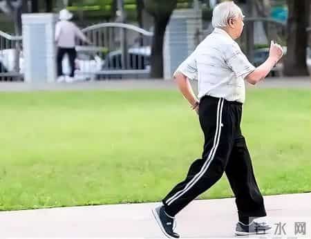 油条再次被关注！医生发现：糖尿病患者吃油条时，要多注意这4点