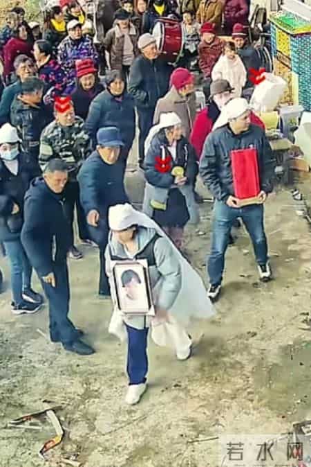 看哭了！湖南17岁女孩21天内父母先后去世，17岁生日吃泡渡过