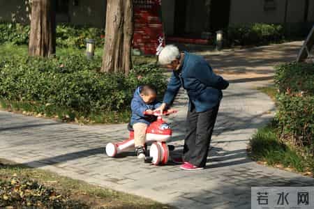 人到晚年才醒悟：养老钱攥得再紧，给子女留两条路，才是真通透