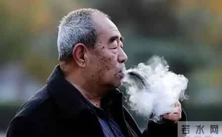 老年人要戒烟吗？医生告诫。60岁以后的老人，吸烟牢记4不吸