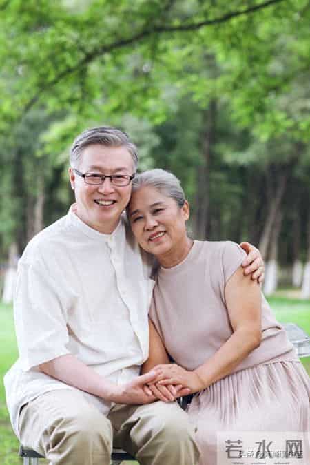 晚年搭伙过日子，70岁大爷直言：女人过60，只剩这两点最吸引人