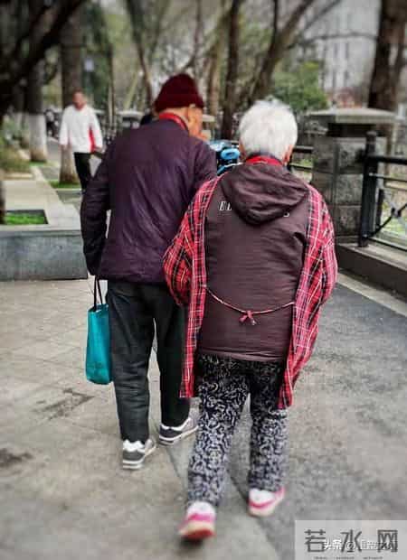 老了才懂：家有一老如有一宝，是天大谎言！80岁后，儿女慢慢嫌弃