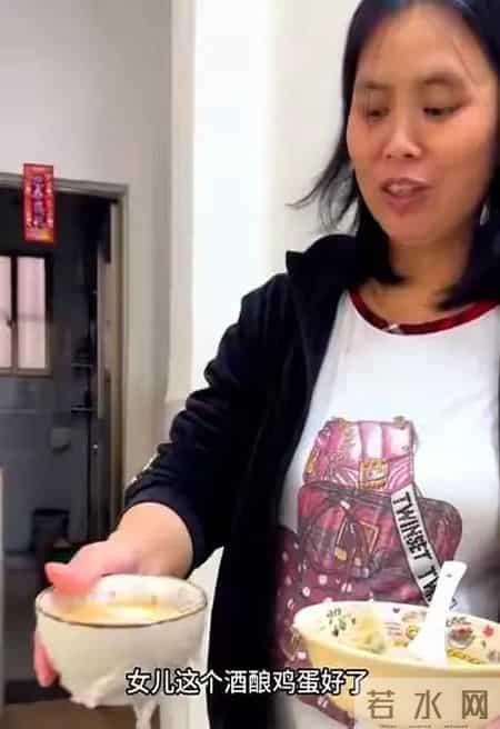 48岁再婚女子怀孕，7个月才发现，15分钟顺产，姐姐比弟弟大28岁