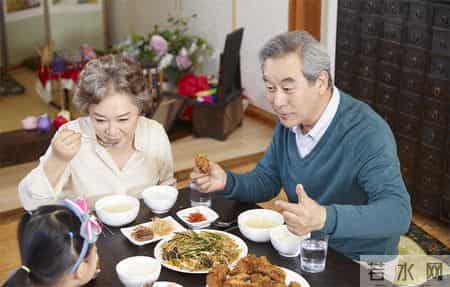 吃饭8分饱被推翻了？医生调查：过了52岁，吃饭尽量要做到这5点