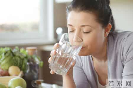 人有没有肾病，看喝水就知？医生：有肾病的人，喝水多会有6异常