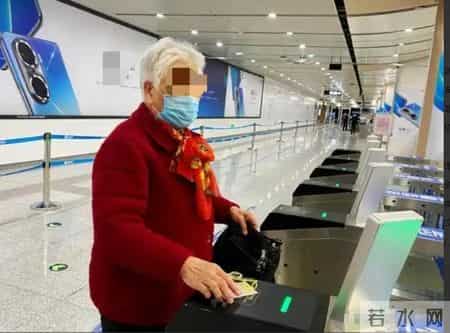 武汉一女子冒用老年卡坐地铁：乘车超100次，金额达千元 网友热议
