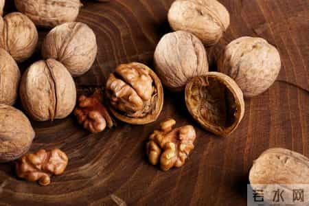 年过60不能吃核桃？医生提醒：不想抬进医院，这4种坚果最好少吃