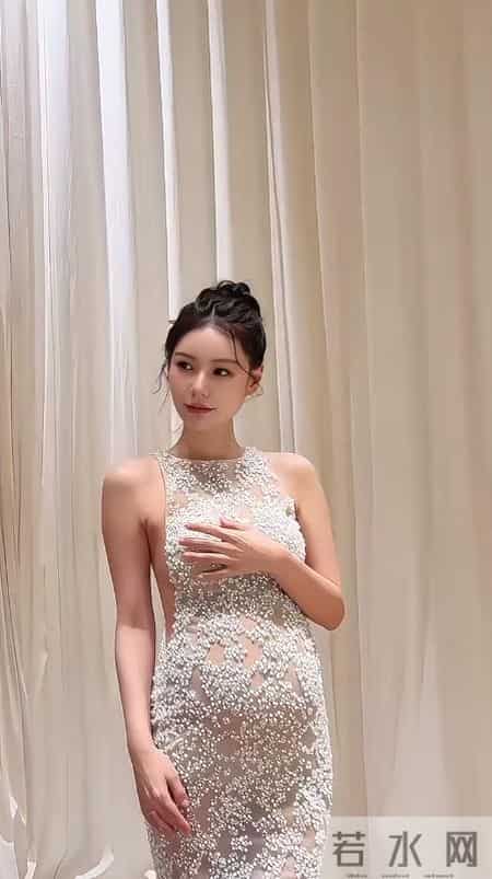 马筱梅挺大肚拍孕期写真！拆宝宝衣服好可爱，饿到吃零嘴老公不在