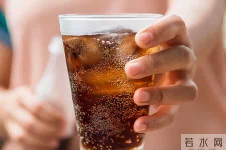 高血压最该戒掉的4种食物：不是馋嘴，是它们真的在“拖垮血压”