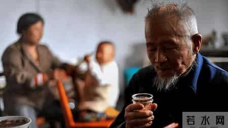 医生研究发现：每日饮酒的糖尿病人，多数临近60岁或有3种异样