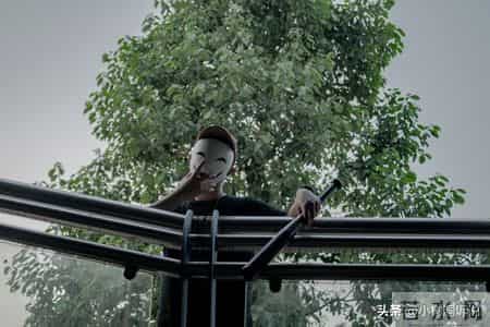 人过六十后发现，帮子女带娃时，要学会“翻脸”才是最大的修行！