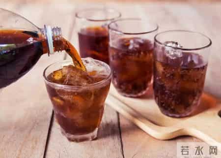 一旦患上骨质疏松，4种食物要忌口！医生：吃得越多骨钙流失越快