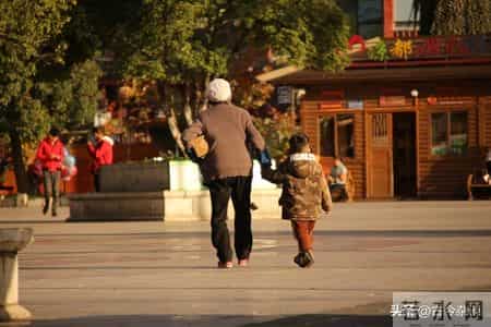 发现一个很奇怪的现象，很多老人带完孙子就想走？真实原因是什么