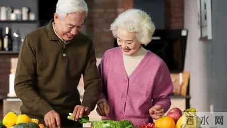 多名医生呼吁：超过68岁的老人，宁可在家做家务，也别出去干这些