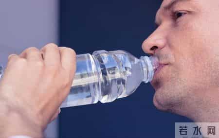 人有没有肾病，看喝水就知？医生：有肾病的人，喝水多会有4异常