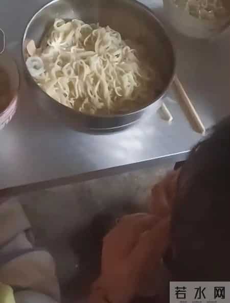 将来能送外卖就算翻身！生6个孩子吃白水送挂面，萝卜都添不起!
