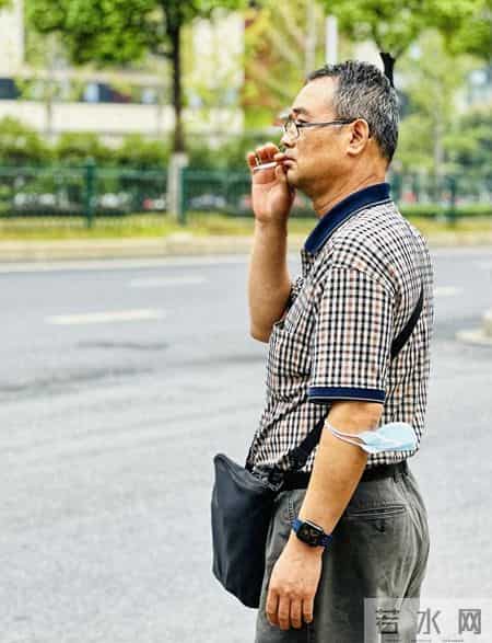 人到中年，上班嫌你老，去死嫌你太年轻