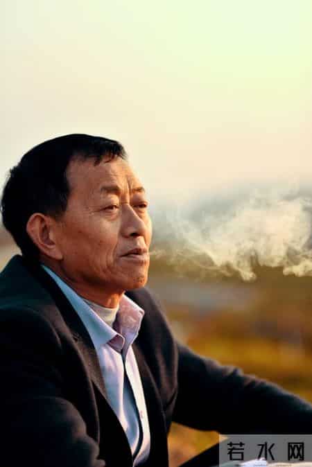 50岁男子肺癌晚期，回家天天抽烟，谁劝都没用：生死看淡