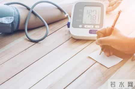 花生是高血压推进器？医生：不想血压飙升，远离2黄2白！