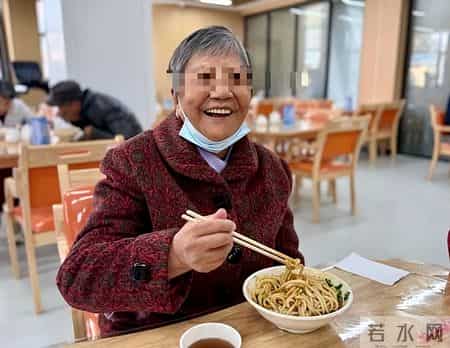 吃饭8分饱被推翻了？医生调查：过了53岁，吃饭尽量要做到这5点