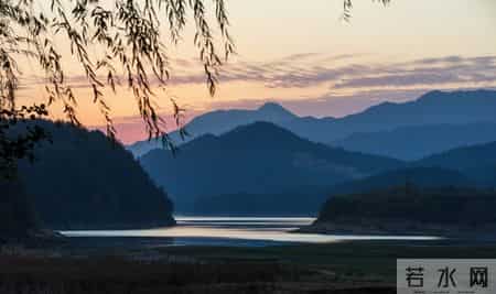 领导真正信任的员工，都懂这5个“向上社交”技巧，比送礼更管用