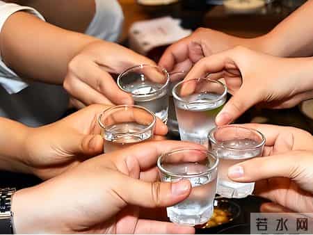 不管你信不信，男性过了55岁后，还在喝白酒，或会有这6个现状