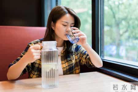 血栓和喝水有关？研究发现：越喜欢睡前喝水的老人，越容易有血栓