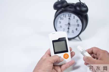 糖尿病恶化的5个身体信号！医生警告：出现1个就该重视，别再拖了