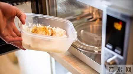 医生提醒！冰箱里这3样东西快扔掉，尤其第一种，很多家庭都在用