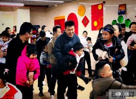 跨年夜的温暖一抱：一场幼儿园活动点燃的善意接力