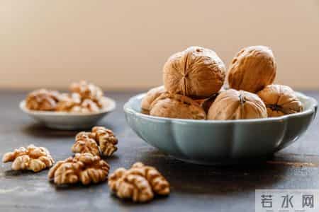 62岁阿姨每天吃一把核桃，半年后去复查，医生问吃了啥？