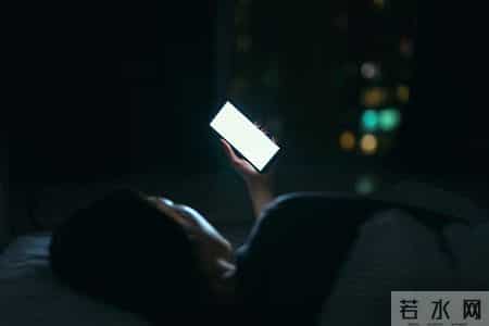 调查发现：每次睡前玩手机的人，不出几个月，睡眠或有4变化