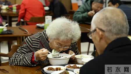 吃饭8分饱被推翻了？医生调查：过了53岁，吃饭尽量要做到这5点