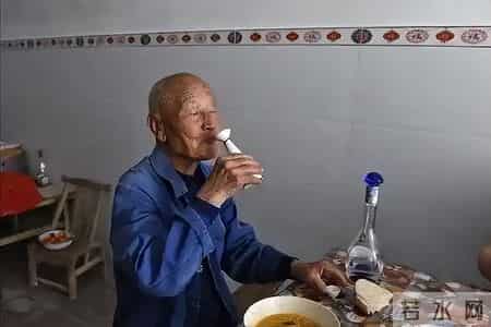 白酒再次成为关注中心！医生提醒：冠心病喝白酒时，多留意4点！