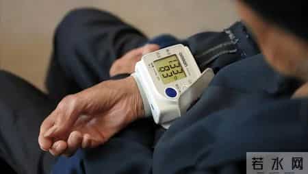 医生研究发现：每日饮酒的高血压人，多数临近60岁或有5种异样