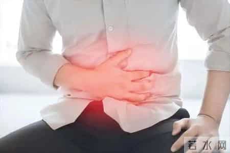 牛奶立大功？医生调查发现：老人若常喝牛奶，这些好处不请自来