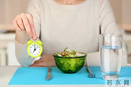 吃饭8分饱被推翻了？医生调查：过了56岁，吃饭尽量要做到这5点