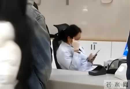 四川一医院收费员玩手机，窗口多人排队待缴费，医院通报：情况属实，已进行严肃批评教育和待岗处理