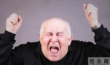 老年人要戒烟吗？医生告诫。60岁以后的老人，吸烟牢记4不吸