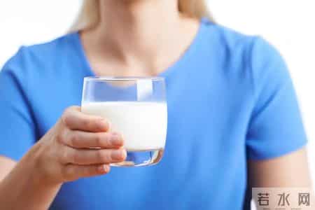 牛奶立大功？医生调查发现：老人若常喝牛奶，这些好处不请自来